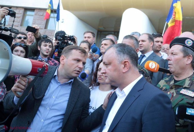 VIDEO // PROTESTELE din centrul capitalei: O primă tentativă de a intra cu FORȚA în Parlament a eșuat