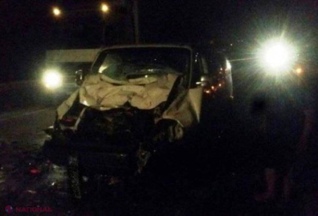 ACCIDENT // Un mcrobuz plin cu cetățeni ai R. Moldova a intrat într-o autospecială a pompierilor pe șoseaua Odesa-Kiev: Sunt victime