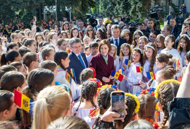 FOTO // Maia Sandu, de Ziua Drapelului de Stat: „De fiecare dată când privim spre Tricolor, să ne amintim că suveranitatea și dreptul de a ne făuri destinul trebuie apărate de noi toți, mai ales în aceste vremuri tulburi”