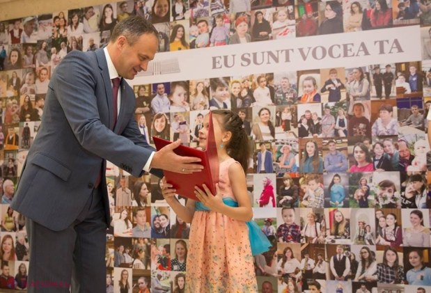 FOTO, VIDEO // Cine e domnișoara care l-a determinat pe Andrian Candu să-i CEDEZE fotoliul de președinte al Parlamentului