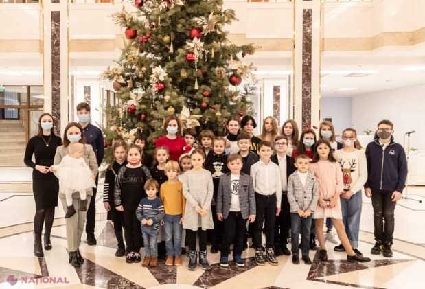GALERIE FOTO // O familie de profesori din Tohatin a DONAT Preşedinției bradul care le creştea în gospodărie: Doritorii pot merge să-şi facă poze cu Pomul de Crăciun prezidențial