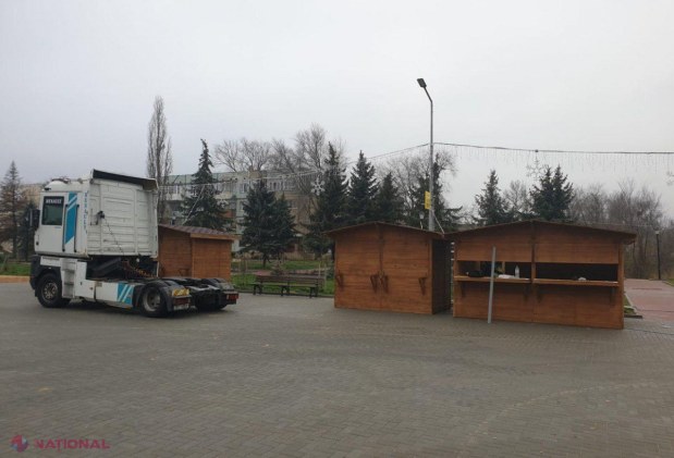 FOTO // În premieră, după modelul Orheiului, la Taraclia se va deschide Târgul de Crăciun. Pregătirile sunt pe ultima SUTĂ DE METRI. Vizitatorii vor putea bucura de un tobogan, mai multe caruseluri și un PATINOAR