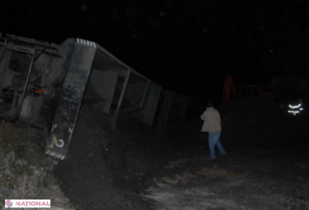 Autocisternă plină cu motorină, răsturnată într-un pârâu