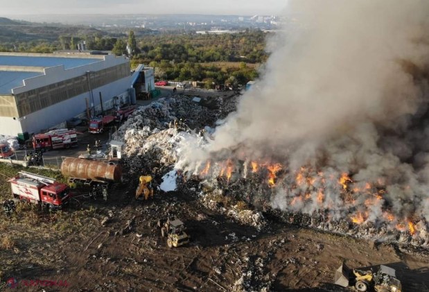 GALERIE FOTO // Incendiu de proporții în Chișinău: Ard deşeuri din plastic de pe teritoriul unui depozit şi numeroşi pompieri luptă cu flăcările 