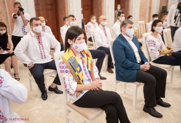 FOTO // Cei 18 sportivi calificați la Jocurile Olimpice de la Tokyo au primit DRAPELUL R. Moldova de la președintele Maia Sandu: „Vă așteptăm victorioși acasă”