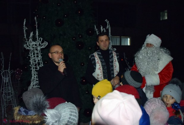 FOTO // Echipa lui Ilan Șor de la Orhei INAUGUREAZĂ pomi de Crăciun în toate cele 74 de localități din raion
