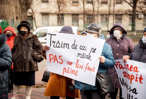 FOTO // „Nu ne luați pâinea de la gură”! Peste o sută de oameni au cerut IEFTINIREA pâinii, în cadrul unui flash-mob organizat la „Franzeluța”