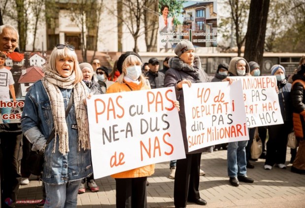 Partidul „ȘOR”, un nou flashmob la Parlament: „Milionarii din PAS ne-au dus de nas”. Protestatarii așteaptă soluții pentru depășirea crizei