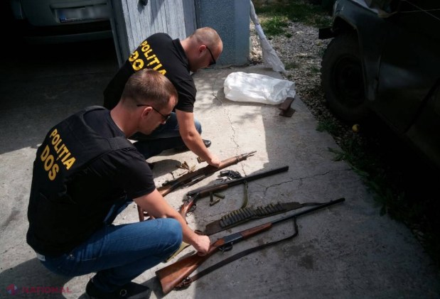 Arsenal întreg de ARME la nordul republicii. Un bănuit a râs de oamenii legii: „Le-am primit MOȘTENIRE” 