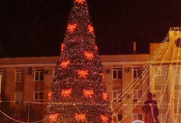 FOTO // Orheiul se laudă cu cel mai MARE pom de Crăciun din R. Moldova. Ilan Șor: „Orheiul a devenit pentru al șaptelea an consecutiv CAPITALA sărbătorilor de iarnă”. În centrul municipiului a fost amenajat și un „orășel european”
