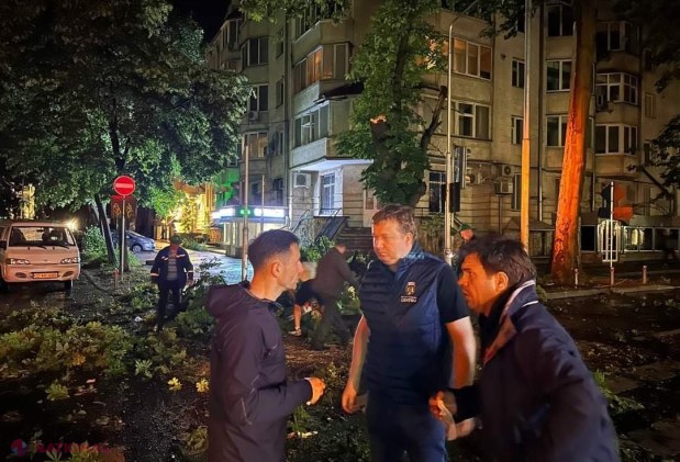 GALERIE FOTO // Furtuna de noaptea trecută a făcut ravagii în Chișinău - mai mulți copaci au fost rupți sau SMULȘI din rădăcină, mașini avariate, garduri doborâte și fire electrice căzute la pământ