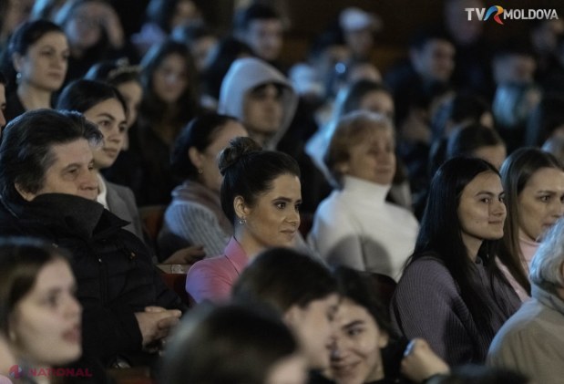 FOTO // Celebrul actor Marius Manole și-a deschis SUFLETUL în fața publicului din Chișinău, în cadrul „Întâlnirile TVR Moldova”: „Acum ori niciodată! Asta îmi spun de fiecare dacă când calc pe scenă”