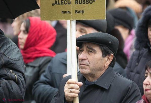 FOTO // Profesorii au ieșit din nou în stradă: „Nu ne alungați din țară!”