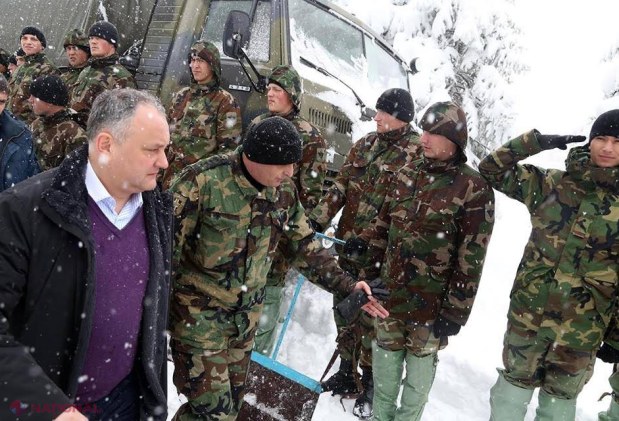 FOTO // Președintele a semnat DECRETUL, după care a ieșit în stradă să facă o „baie de mulțime”. Militarii au fost ALINIAȚI pentru Dodon