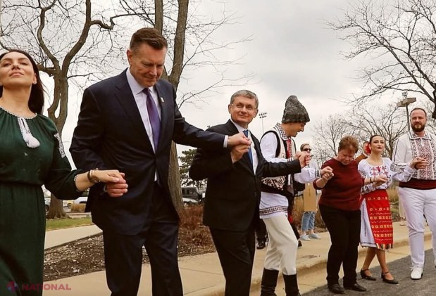 FOTO // Diaspora din SUA beneficiază de serviciile a două CONSULATE noi - cel din Chicago și Sacramento. Moldovenii din Chicago au încins o HORĂ în fața consulatului 