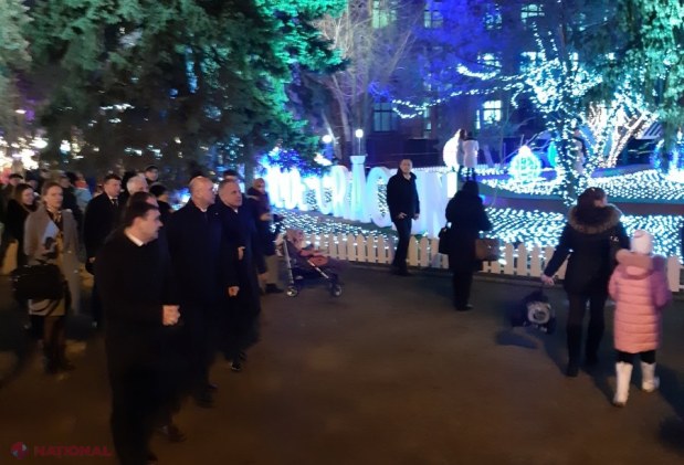 VIDEO // Plahotniuc, primit cu urături la Târgul de Crăciun. Câți bani a primit URĂTORUL de la liderul PD
