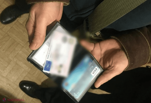 Un pasager AGITAT în autocarul de pe ruta „Chișinău-Franța”: Ce au găsit oamenii legii în portmoneul acestuia 