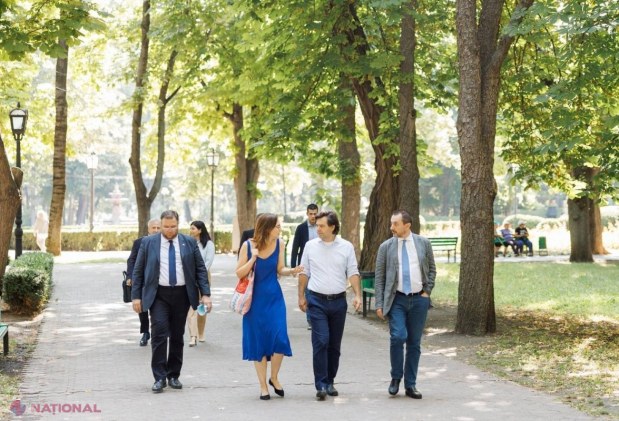La masă, în parc: Vicepremierul Nicu Popescu, întrevedere cu un grup de parlamentari italieni