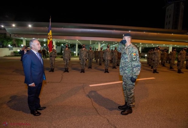 FOTO // În avion, „ca în banca ceea de șprote”: Cum au plecat cei 75 de militari moldoveni să defileze la parada de la Moscova, la ordinul lui Dodon