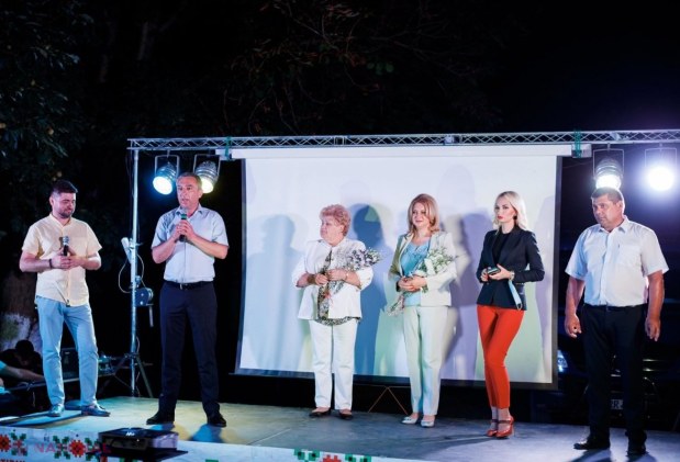 FOTO // Partidul „ȘOR” a aprins lumina pe străzile altor trei localități din sudul țării: „Acest an noi l-am dedicat LUMINII”