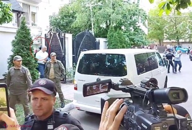 VIDEO // SCANDAL de proporții în fața casei lui Igor Dodon. Fostul președinte a fost dus în IZOLATORUL de detenție, unde va sta cel puțin 72 de ore