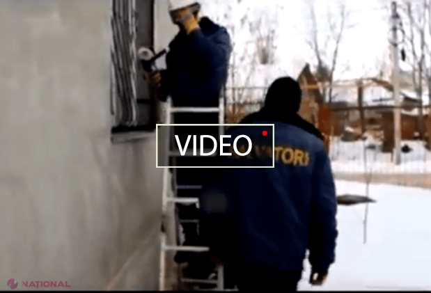 VIDEO // Un copil de doi ani, rămas singur în casă, după ce mama sa a ieșit și ușa s-a blocat 