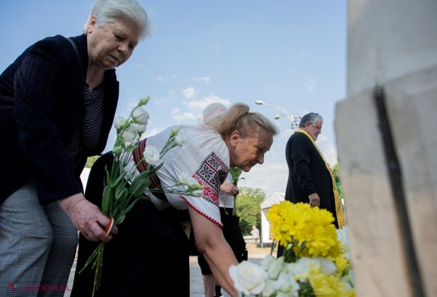 VIDEO // Flori, lumânări, clopote și discursuri în memoria victimelor deportărilor staliniste, la Chișinău. Maia Sandu: „Federația Rusă, moștenitoarea de drept a URSS, nu și-a asumat niciodată responsabilitatea pentru aceste tragedii ale trecutului”