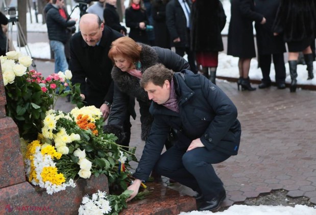 Reportaj FOTO // A nins cu flori peste bustul lui Grigore Vieru, în ziua în care ar fi împlinit 79 de ani