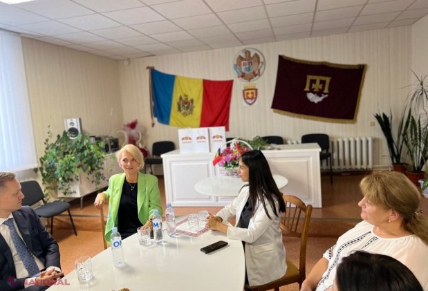 FOTO // Președinta SENATULUI României, în vizită la Gimnaziul „Alexandrina Rusu” din Dănceni, raionul Ialoveni. Elevii au primit de la Alina Gorghiu și Adrian Dupu „Cutia Școlarului” cu toate cele necesare începerii anului școlar