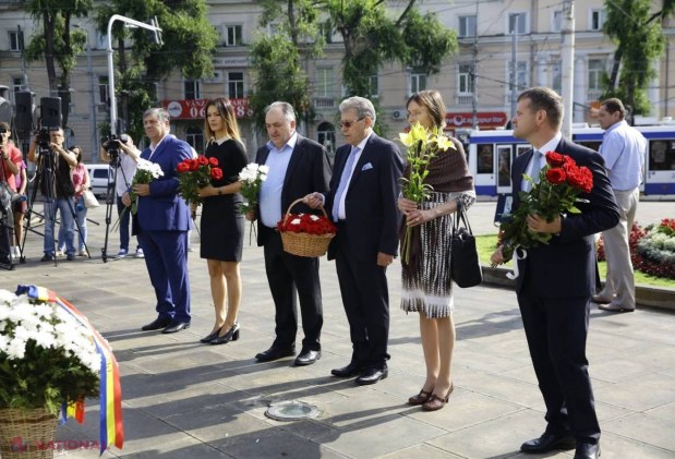 Depuneri de flori la același monument: Dodon zice că Ștefan cel Mare a luptat pentru „identitatea moldovenească”, iar liberalii afirmă că domnitorul a fost „ce mai MARE român din toate timpurile” 