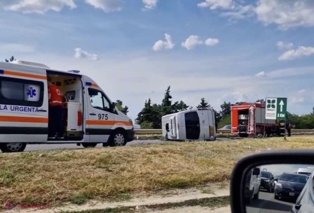 Un microbuz de pe ruta Chișinău - Costești, accident rutier în capitală: Șapte pasageri au avut nevoie de asistență medicală, după ce autovehiculul s-a răsturnat