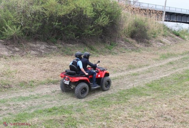 FOTO // Premierul Chiril Gaburici, în rol de polițist de frontieră, la un an de la abolirea vizelor în ţările UE