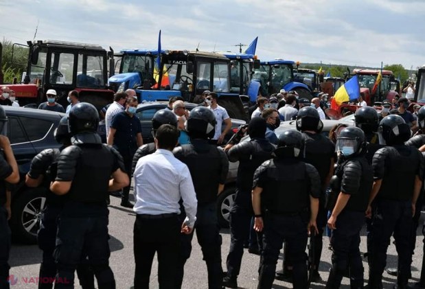 UPDATE, VIDEO // MAI a adus MASCAȚII să-i oprească pe FERMIERI. Agricultorii NU sunt lăsați să intre în Chișinău, sub podul de la Telecentru. În semn de protest au BLOCAT traseul național Chișinău - Hâncești