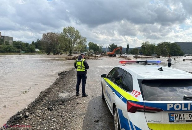 VIDEO // Ploaia torențială a provocat un adevărat DEZASTRU în centrul și sudul R. Moldova. Trei femei au fost luate de șuvoaie și târâte zeci de metri în centrul Chișinăului. Premierul Recean a convocat de urgență ședință la Centrul ANTICRIZĂ