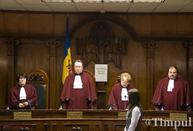 7 aprilie 2009 // Decizia CC, comentată diferit: „Se trage cortina asupra evenimentelor care mai tulbură societatea”