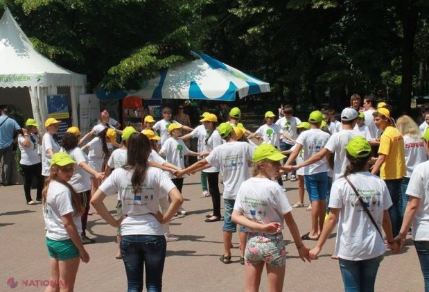 FLASH-MOB, astăzi în centrul Chișinăului: „Să nu poluăm aerul, să nu aruncăm gunoaie”
