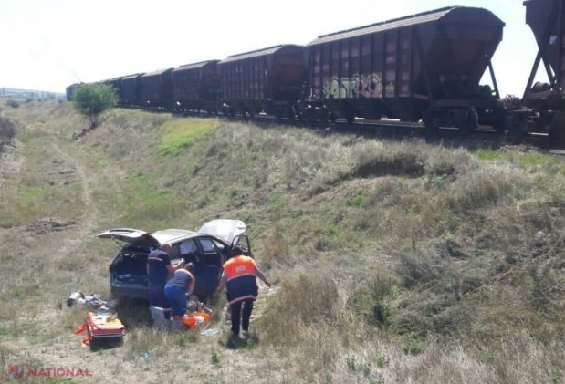 ACCIDENT pe calea ferată: Automobil cu patru persoane, lovit în plin de un TREN la Căușeni. O persoană a decedat 