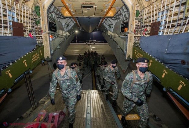 FOTO // În avion, „ca în banca ceea de șprote”: Cum au plecat cei 75 de militari moldoveni să defileze la parada de la Moscova, la ordinul lui Dodon