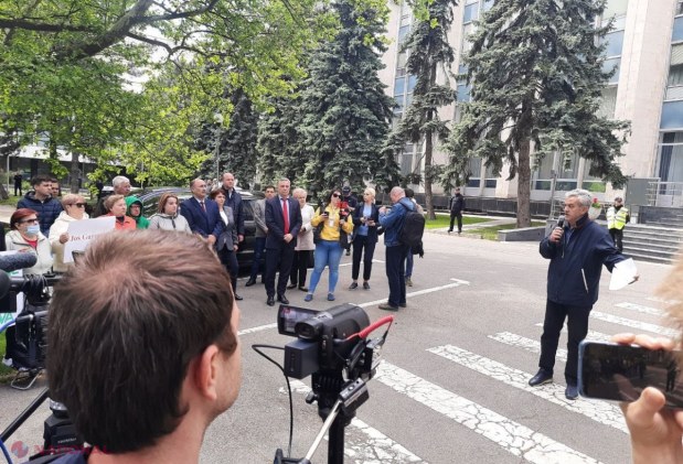 FOTO // Deputații Partidului „ȘOR” și ai PCRM au cerut DEMISIA Guvernului, în cadrul unui flashmob