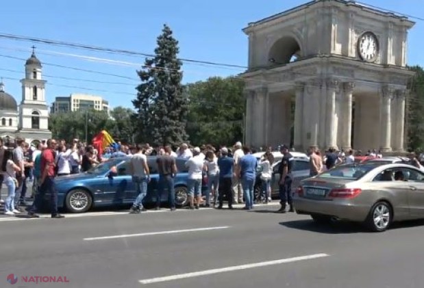 VIDEO // Șoferii PROTESTEAZĂ în centrul Chișinăului împotriva majorării tarifelor la carburanți: Zeci de troleibuze STAȚIONEAZĂ, bd. Ștefan cel Mare - BLOCAT