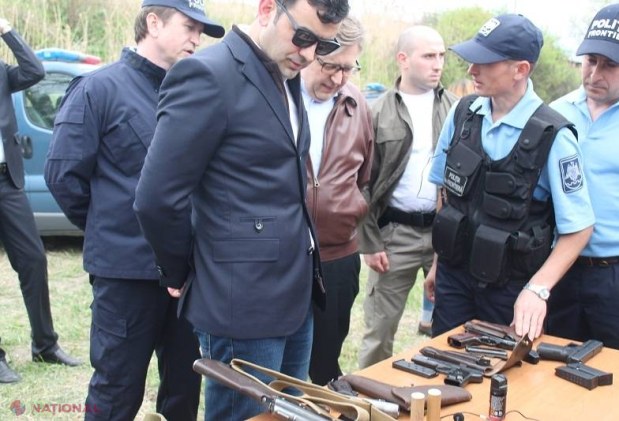 FOTO // Premierul Chiril Gaburici, în rol de polițist de frontieră, la un an de la abolirea vizelor în ţările UE