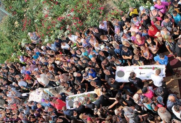 REPORTAJ FOTO // Imagini CUTREMURĂTOARE de la înmormântarea tinerilor din Floreni