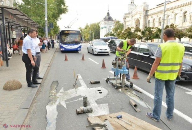 FOTO // Calitatea lucrărilor de asfaltare a bulevardelor Ștefan cel Mare și Sfânt și Constantin Negruzzi va fi TESTATĂ, iar antreprenorul ar putea remedia neajunsurile din cont propriu