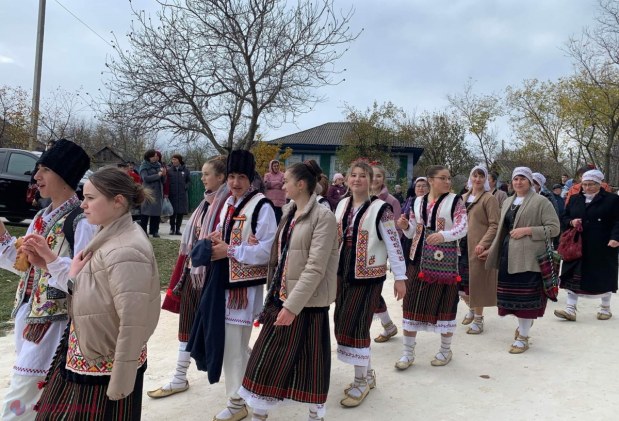 ÎNFRĂȚIRI // Prima ediție a Festivalului „Fratele meu de peste Prut” a reunit la Bălășești ansambluri folclorice, meșteri și artiști populari din R. Moldova și România: „Model de înțelegere și de colaborare armonioasă prin păstrarea identității”