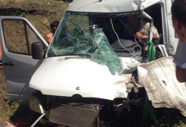 ACCIDENT: Un microbuz de pe ruta Cahul-Chișinău a fost grav avariat. Opt persoane, INTERNATE în spital