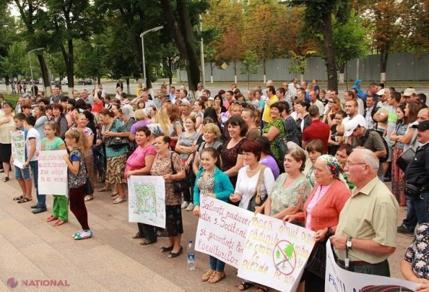 Reportaj FOTO // Trei PROTESTE în fața Parlamentului