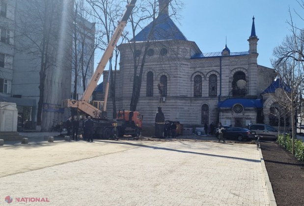 FOTO // Statuia Reginei Maria a fost FINALIZATĂ și este INSTALATĂ în aceste momente în scuarul Liceului „Gheorghe Asachi” din centrul Chișinăului