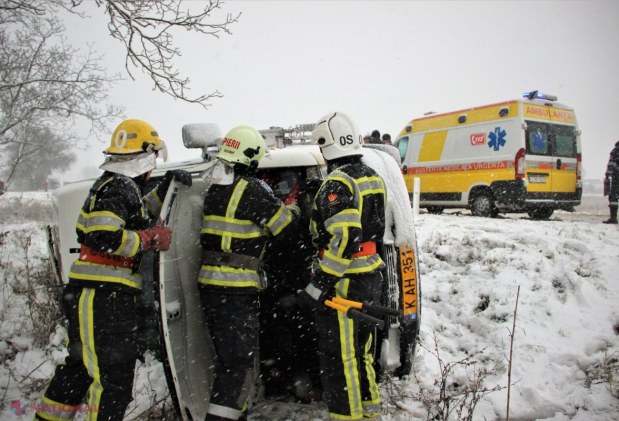 VIDEO // Microbuz cu 14 pasageri la bord, răsturnat lângă Ialoveni, o ambulanță blocată în zăpadă și zeci de tracțiuni ale mașinilor pe traseele naționale