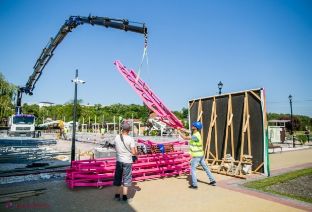 FOTO // Primele imagini cu roller-coasterul de la „OrheiLand”. Muncitorii au început montarea acestuia. INAUGURAREA va avea loc la 1 iunie