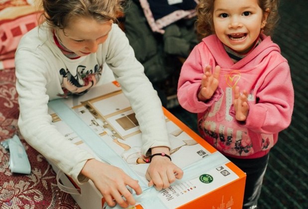 FOTO // Un nou ajutor pentru familia Rusu din Selemet, care a primit o CASĂ de la Fundația „Edelweiss”. Plahotniuc: „I-am promis Ionelei Rusu o bibliotecă generoasă…”